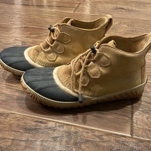 Sorel youth Out and About size 7 boots. Waterproof